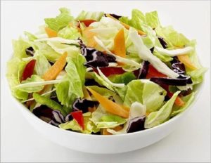 финики можно добавлять в салат из свежих овощей